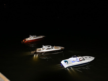 Yacht-Modelle bei Nacht